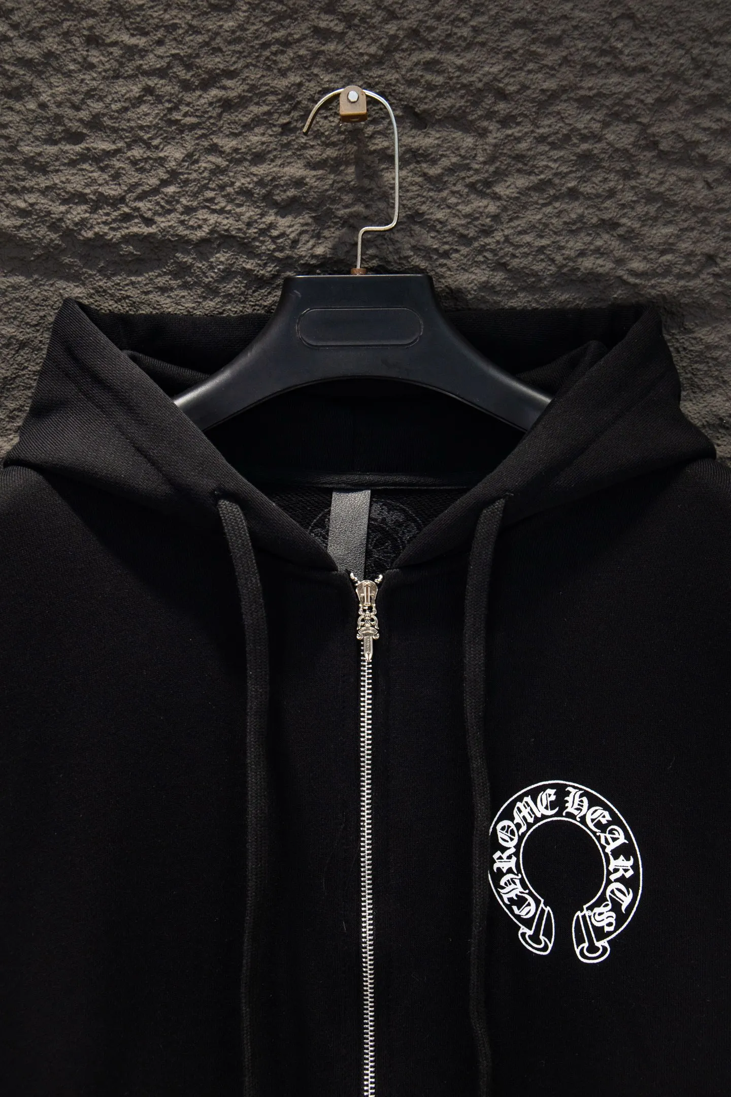 P360 🆕Chrome hearts 500 grams in weight, different from the market. The texture is unexplainable. The os version is really charming. The Chrome family is really unique. The new styles of each season are made to the extreme. It is very practical and can be worn casually. Nice✔️ - ⚠️100% cotton. Made of custom-dyed terry cotton sweatshirt surface, 500g double-ply yarn, comfortable to the touch. Made from imported knitting needle carded cotton, the thickness is moderate, drapey and contoured, making the upper body comfortable! ! It is very tolerant to fat body types and can instantly lose five pounds after wearing it!  The English letters are arranged artistically on the front and back panels, and limited elements are added to the body of the garment, which greatly increases the interest of the clothing; it has a unique visual effect.  Hem Loose closing Double-layer fabric Good closing effect Exquisite hemming Color: Black Size: S-M-L-XL
